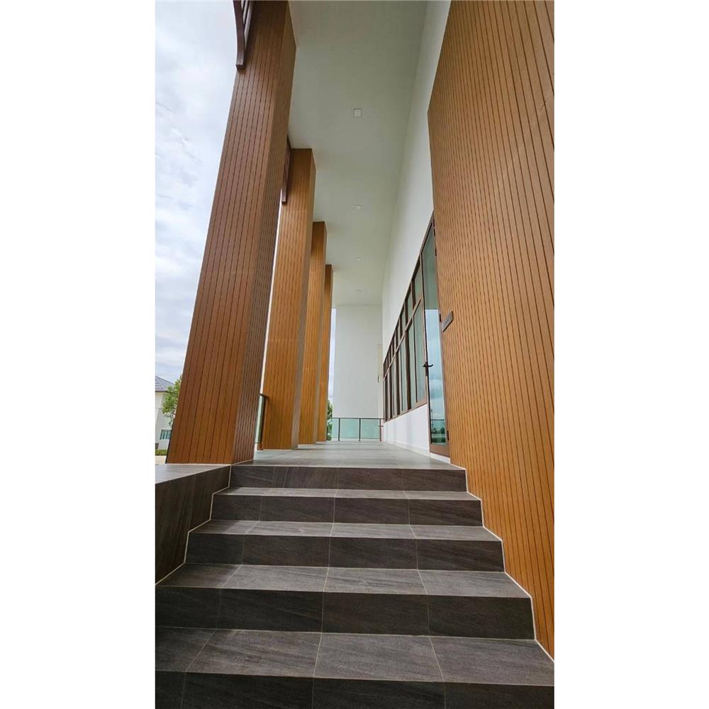 ไม้ผนังบังใบ CONWOOD G2 ลายเสี้ยน 20.3X305X1.1 ซม. สีขาวงาช้าง