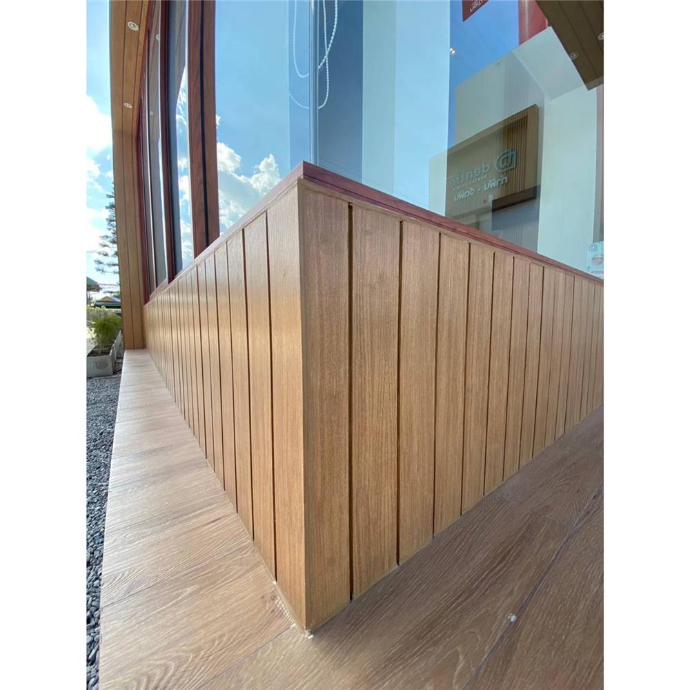 ไม้ผนังบังใบ CONWOOD G1 ลายเสี้ยน 20.3X305X1.1 ซม. สีขาวงาช้าง