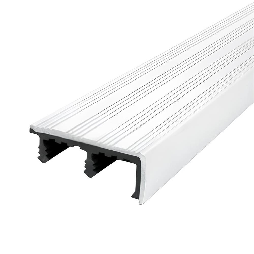 จมูกบันได PVC จระเข้ พลัส ไมโครแบน 1.5 ม. สีขาวไข่มุก