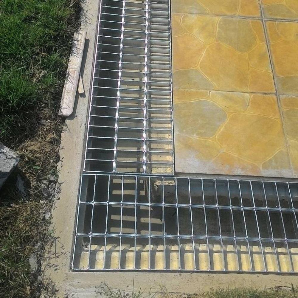 ตะแกรงรางน้ำเหล็ก MAE 25X100X2.5 ซม. หนา 3 มม.