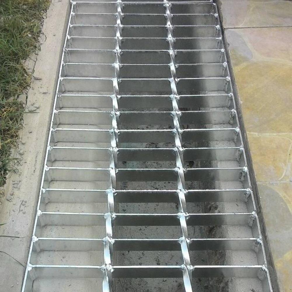 ตะแกรงรางน้ำเหล็ก MAE 30X100X2.5 ซม. หนา 3 มม.