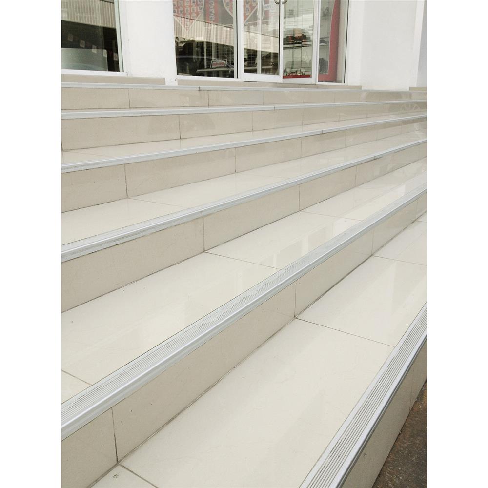 จมูกบันไดอะลูมิเนียม NC NC-S 40 2 ม. สีเงิน