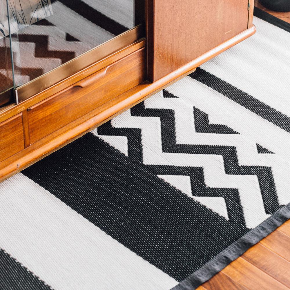 เสื่ออเนกประสงค์ PDM BRAND KATVE 150X240 ซม. สีขาว-ดำ