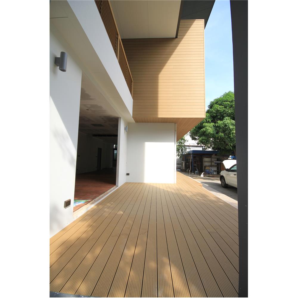 ไม้ผนังภายนอก WATSADUNIYOM 6 นิ้ว ลายเรียบปัดเสี้ยน 15.6X300x2.1 ซม. สีสัก