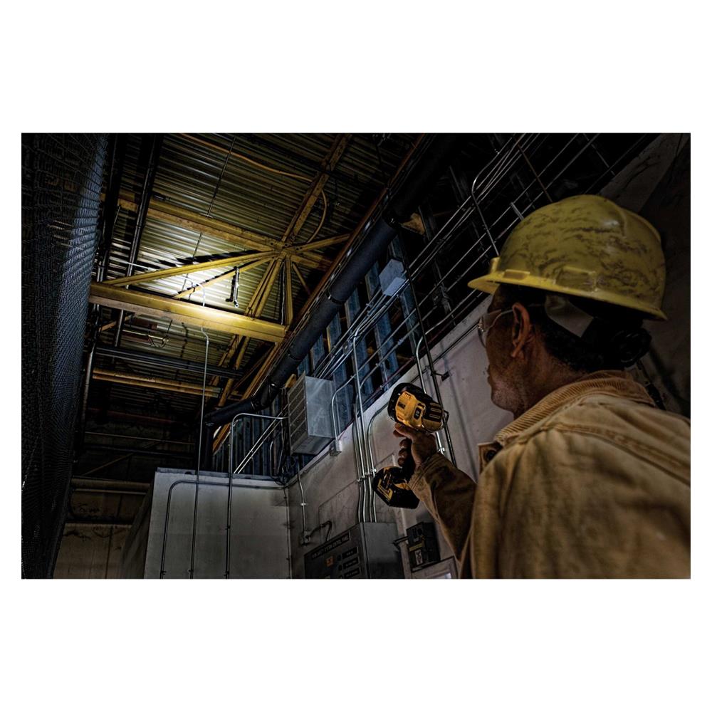 ไฟฉายสปอร์ตไลท์ (ไม่รวมแบตเตอรี่และแท่นชาร์จ) DEWALT DCL043N-KR 20 โวลต์