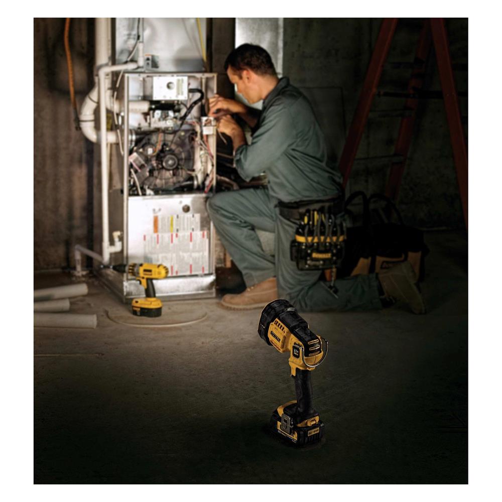 ไฟฉายสปอร์ตไลท์ (ไม่รวมแบตเตอรี่และแท่นชาร์จ) DEWALT DCL043N-KR 20 โวลต์