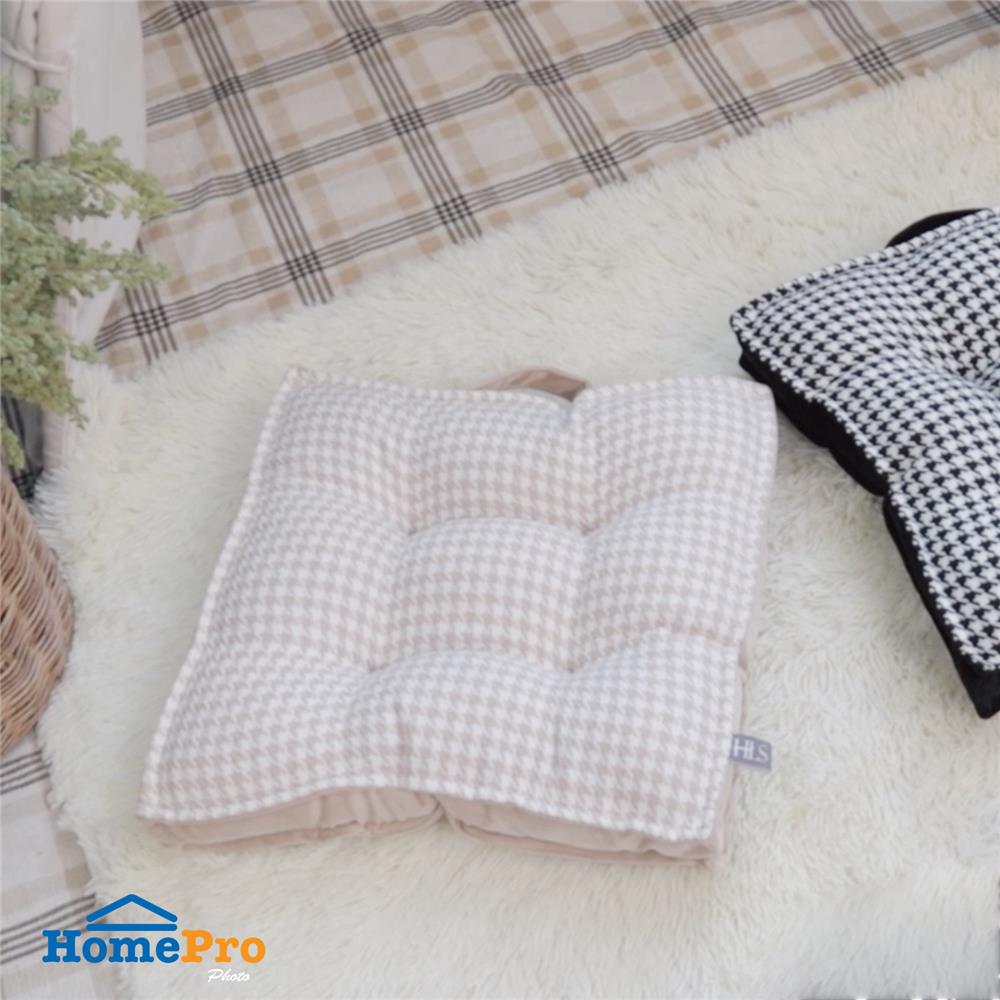 เบาะรองนั่ง HOME LIVING STYLE HOUNDSTOOTH 17X17 นิ้ว สีครีม