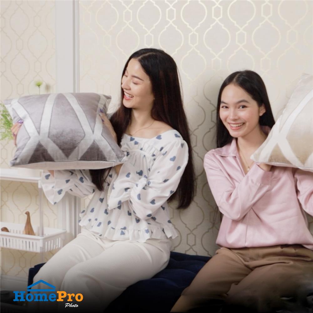 หมอนอิง HOME LIVING STYLE MONIQUE 18X18 นิ้ว สีเทา