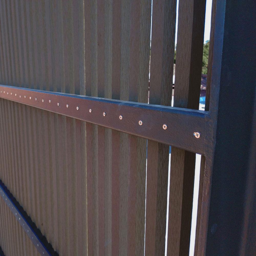 ไม้ระแนง WPC แบบกลวง WATSADUNIYOM OLT-H006 7.4x3.7x300 ซม. สีน้ำตาลช็อกโกแลต