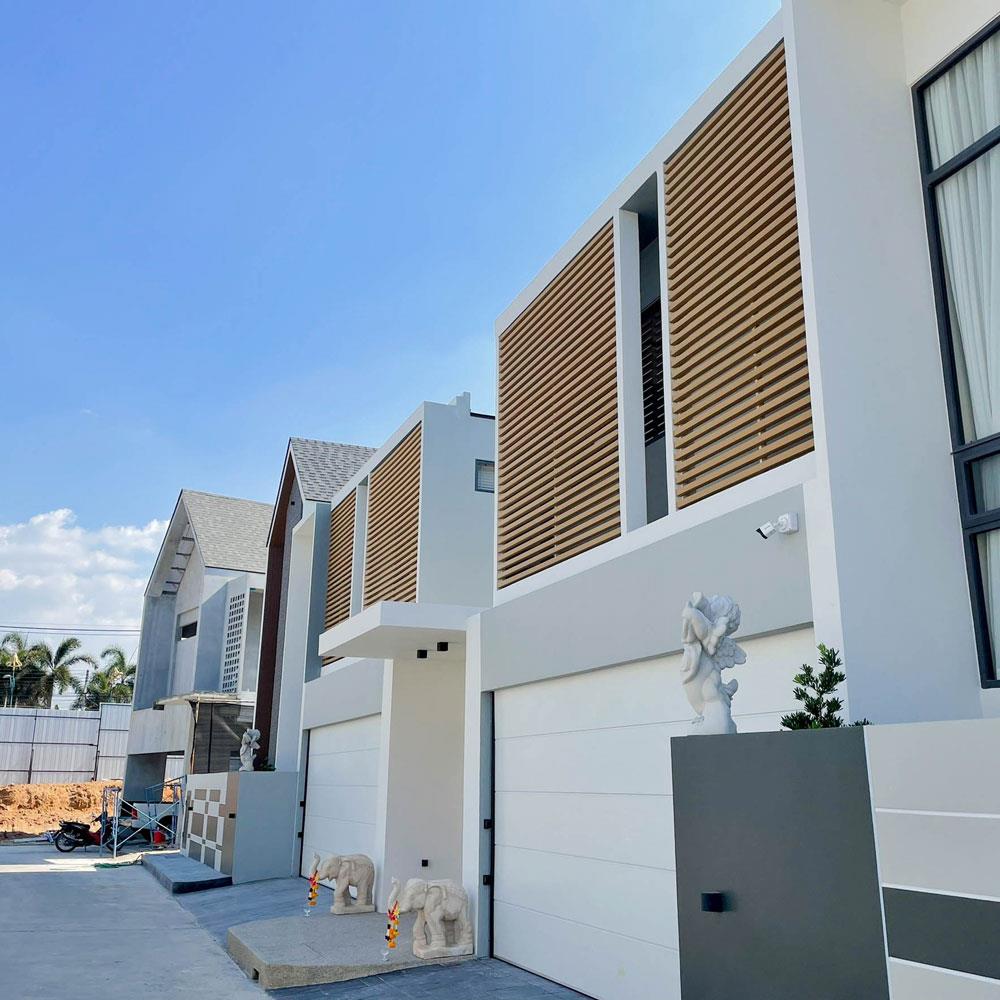 ไม้ระแนง WPC แบบกลวงหน้าใหญ่ WATSADUNIYOM 5.0X5.0X300 ซม. สีสัก