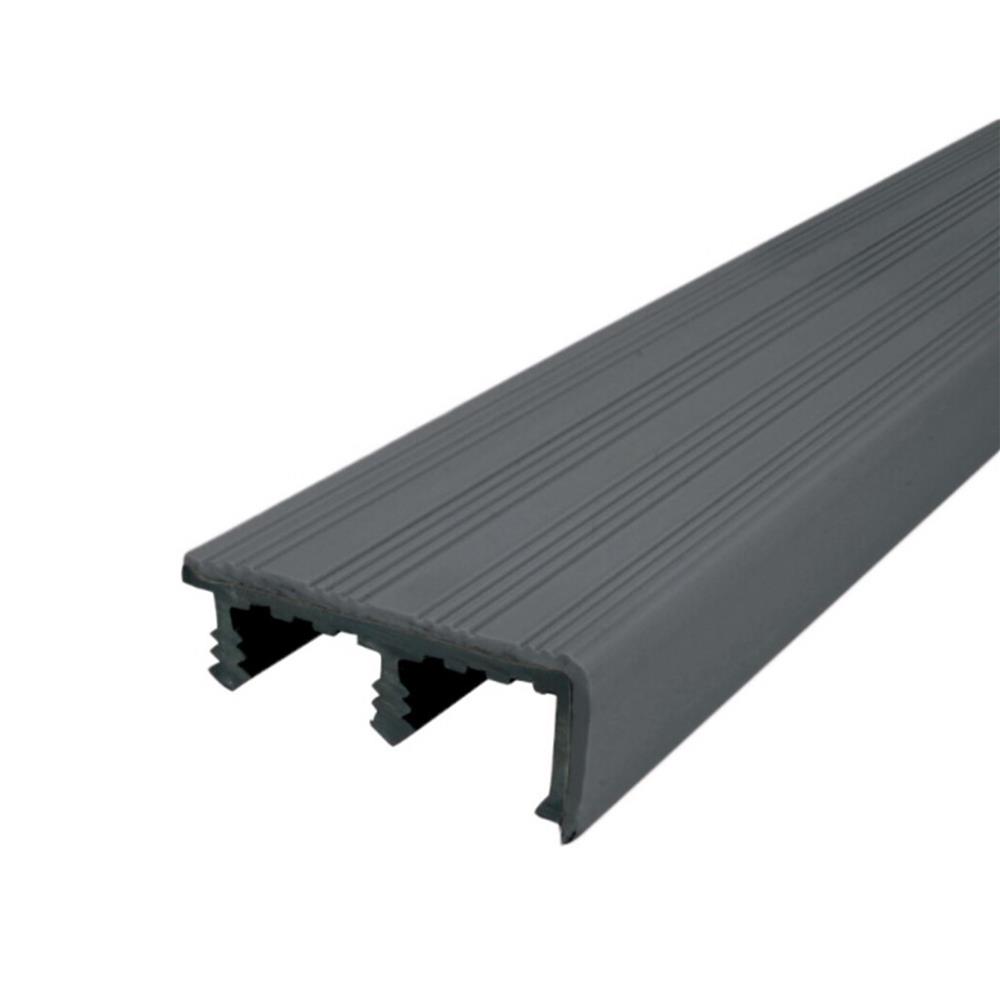 จมูกบันได PVC จระเข้ พลัส ไมโครแบน 2 ม. สีเทาธรรมชาติ