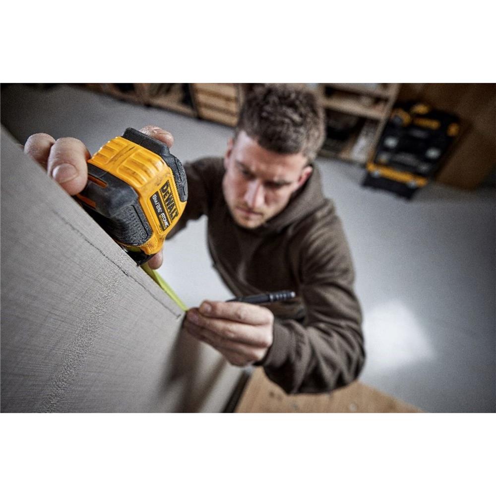 ตลับเมตรหุ้มยาง พร้อมตัวล็อก DEWALTD WHT38118-30 8 ม.