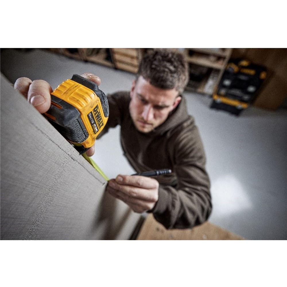 ตลับเมตรหุ้มยาง พร้อมตัวล็อก DEWALT DWHT38112-30 5 ม.