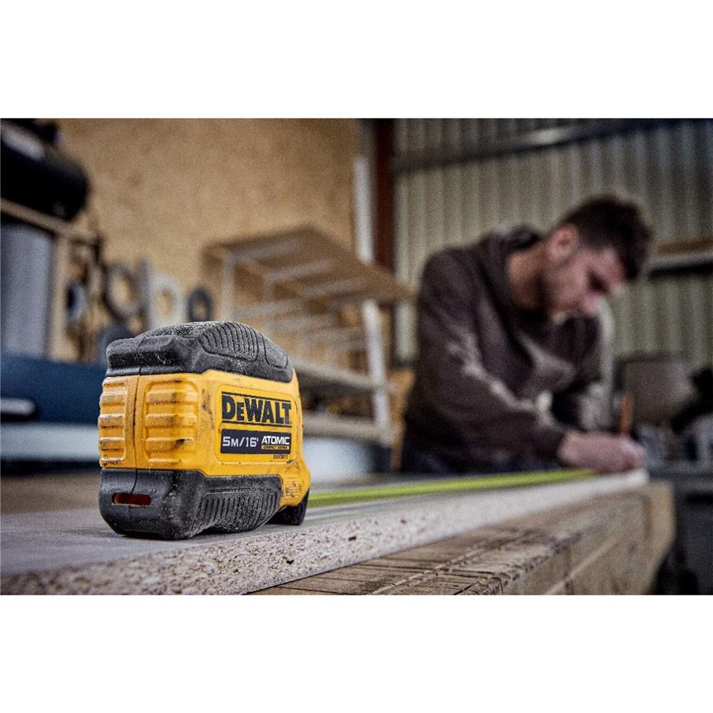 ตลับเมตรหุ้มยาง พร้อมตัวล็อก DEWALT DWHT38112-30 5 ม.