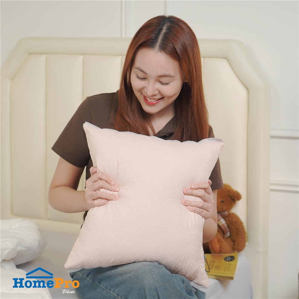 หมอนอิง HOME LIVING STYLE CROSBY 17X17 นิ้ว สีชมพู