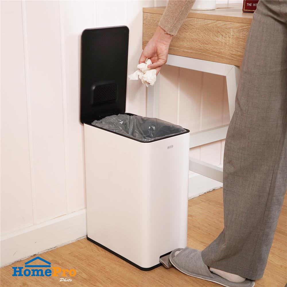 ถังขยะเหยียบเหลี่ยม ACCO VERTA 15 ลิตร สีขาว