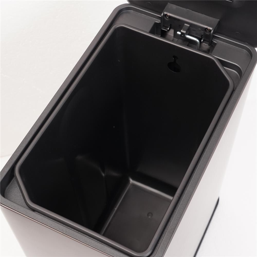 ถังขยะเหยียบเหลี่ยม ACCO VERTA 15 ลิตร สีขาว