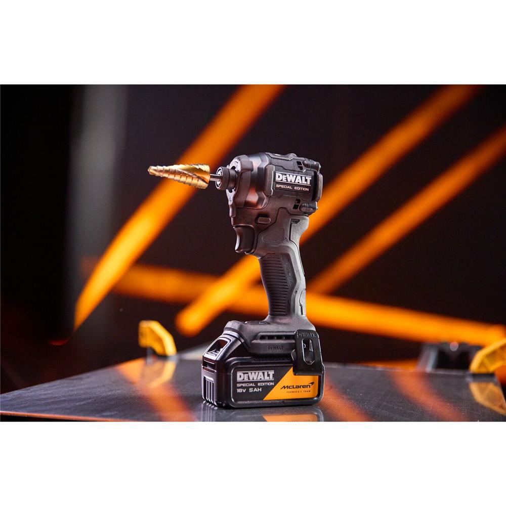 ไขควงกระแทกไร้สาย (พร้อมแบตเตอรี่และแท่นชาร์จ) DEWALT MCLAREN DCF86MP1T-QW 18 โวลต์