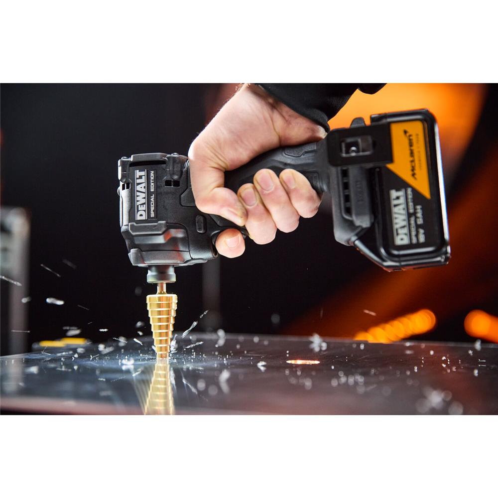ชุดไขควงบล็อกกระแทก (พร้อมแบตเตอรี่และแท่นชาร์จ) DEWALT MCLAREN DCK2224MP2T 18 โวลต์