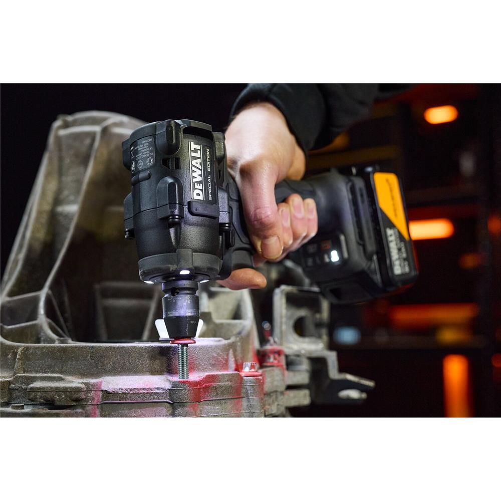 ชุดไขควงบล็อกกระแทก (พร้อมแบตเตอรี่และแท่นชาร์จ) DEWALT MCLAREN DCK2224MP2T 18 โวลต์