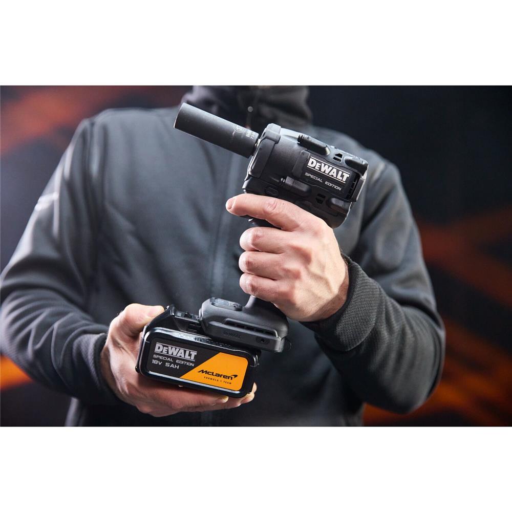 ชุดไขควงบล็อกกระแทก (พร้อมแบตเตอรี่และแท่นชาร์จ) DEWALT MCLAREN DCK2224MP2T 18 โวลต์